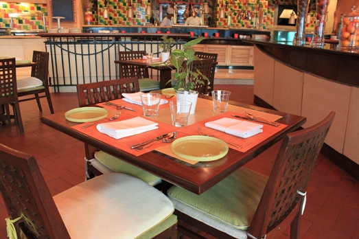 Indian restaurant glass dinnerware dining setup Kafe Fontana Taj Palace Hotel New Delhi MyGlassStudio