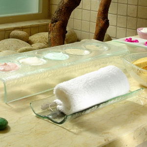 Oshibori tray and elegant oshibori holder by MyGlassStudio for a refined restaurant service.