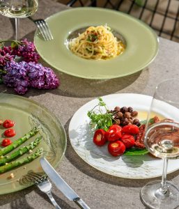 Italian design dinner plates wide rim glass collection restaurants hotels MyGlassStudio